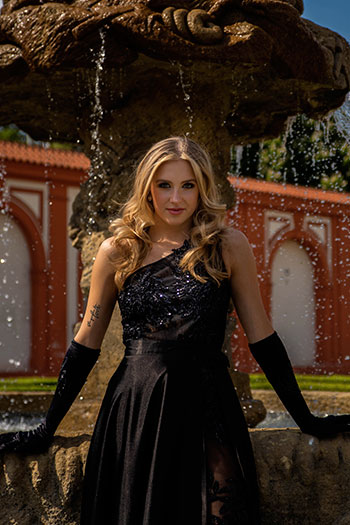 Miss české republiky, blonďatá, černé šaty