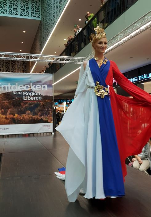 JASON DERULO NA MISS ČR, dívka v šatech v barvách české vlajky