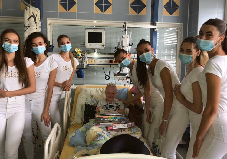 Dívky miss české republiky ve fotce s malý klukem v nemocnici