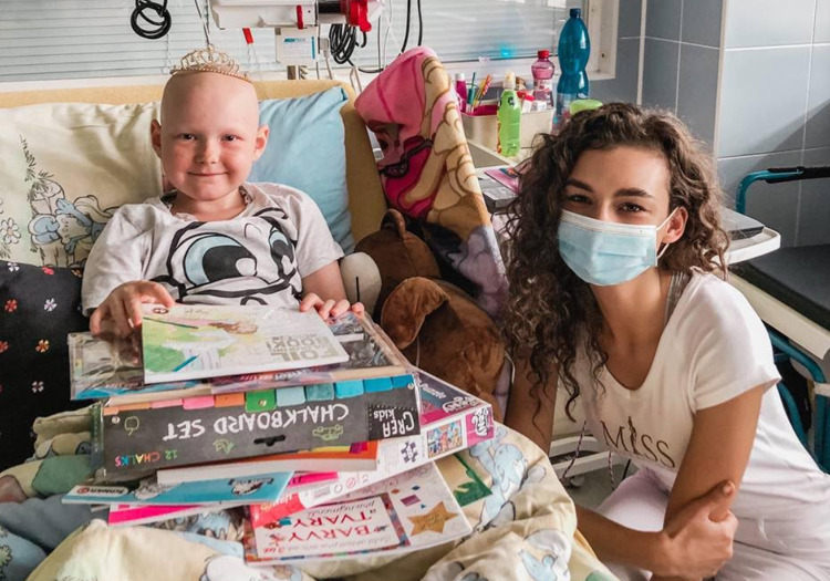 Bohyně Julča, ztělesnění krásy na Zemi s malým klukem v nemocnici