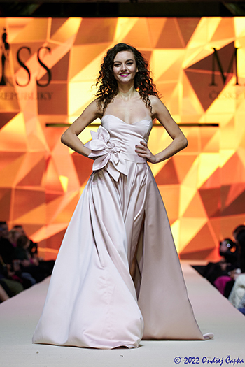 FINALISTKY NA CZECH FASHION WEEKU 2022 - JAK JE MOŽNÝ ŽE JE NĚKDO TAKTO KRÁSNEJ